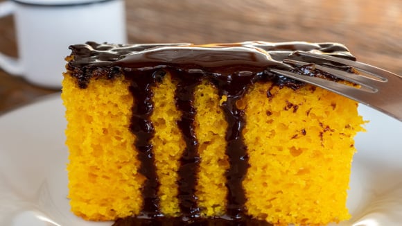 O segredo do bolo de cenoura fofinho que nunca sola: a ordem certa de misturar os ingredientes faz toda a diferença