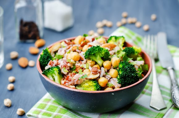 Salada mista bem leve e colorida perfeita para jantar no calor: veja como fazer