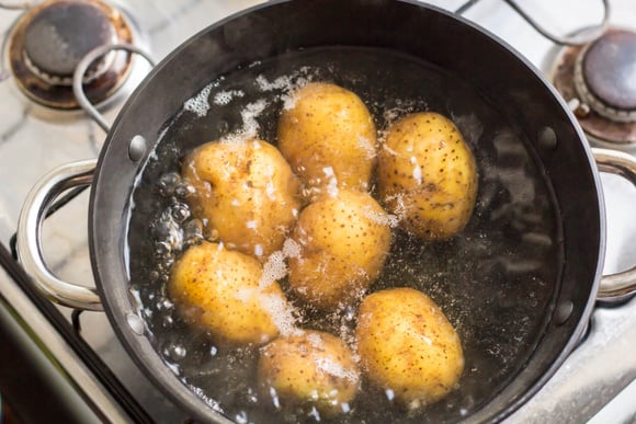 Nunca mais as batatas vão desmanchar com esse truque de chef testado e aprovado!