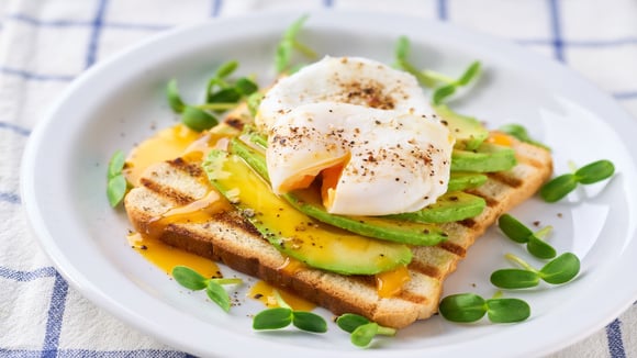 Um café da manhã rico em proteínas pode favorecer mais saciedade e energia. (Foto: Shutterstock