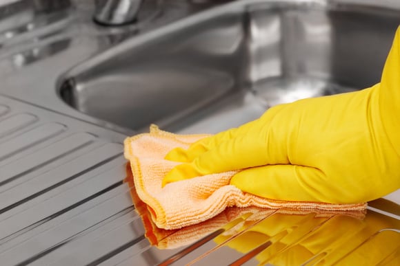 Erro de cozinha que você COM CERTEZA faz em casa: pano molhado na pia! Entenda o motivo
