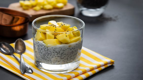 Pudim gelado de frutas com água de coco: doce fácil, fresco e pronto rapidinho