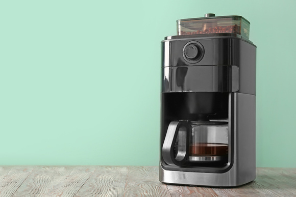 Cafeteira programável cai quase pela metade e o seu café fica pronto na hora certa