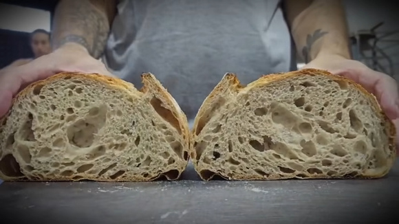 Pão de fermentação natural é um processo antigo, que voltou a ganhar espaço nos últimos anos. (créditos: reprodução/Youtube) 