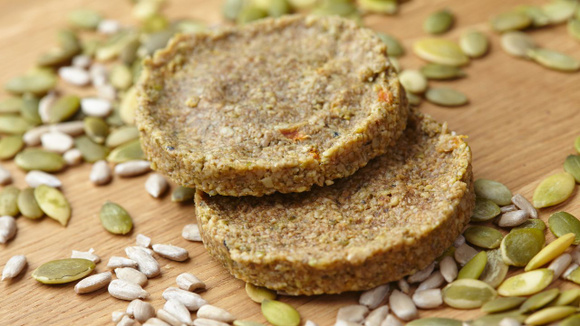 Faço esses biscoitos de aveia e ervas toda semana: crocante, saudável, fácil de fazer e como com geleia, requeijão ou puro mesmo