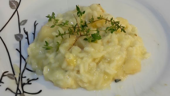 Risoto de gorgonzola e pera muito saboroso com tomilho fresco por cima (Créditos: TudoGostoso/Lucas Silveira)