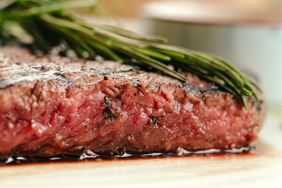 Esse truque com um simples cubo de gelo vai deixar sua carne mais macia e suculenta