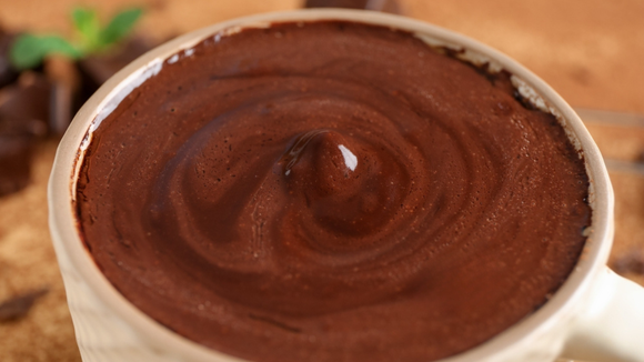 Essa receita fácil de chocolate quente cremoso do TudoGostoso fica perfeita e parece bebida de cafeteria chique
