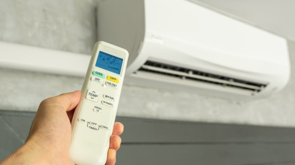 Quem se planeja no inverno economiza mais: ar-condicionado Samsung aparece com 55% OFF e cupom extra de R$ 130