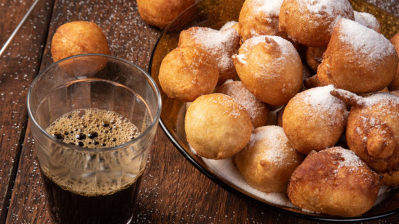 Bolinho de chuva sem ovo para comer com cafezinho (Créditos: Canva)