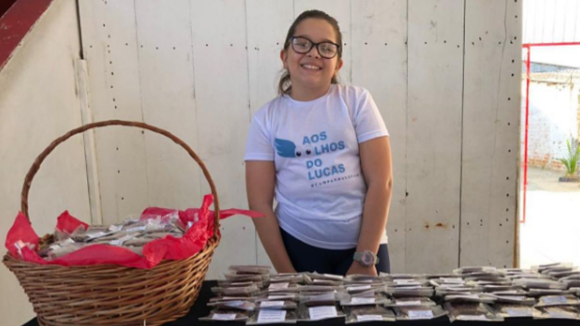 Aos 11 anos, menina troca o dinheiro da festa de 15 anos para ajudar amigo com apenas 7% de percepção de luz, vende 29 mil alfajores e ajuda família a arrecadar mais de R$ 100 mil para o tratamento