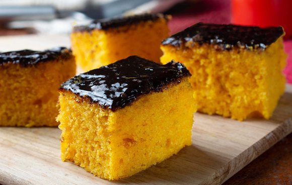 Bolo de cenoura SEM OVO: essa é a receita perfeita para quem implica com o ingrediente mas ama o doce
