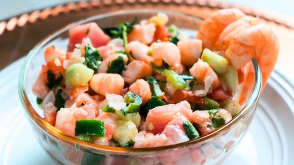 Salada de camarão refrescante e muito fácil de fazer para adicionar essa proteína ao cardápio com saúde e sabor!
