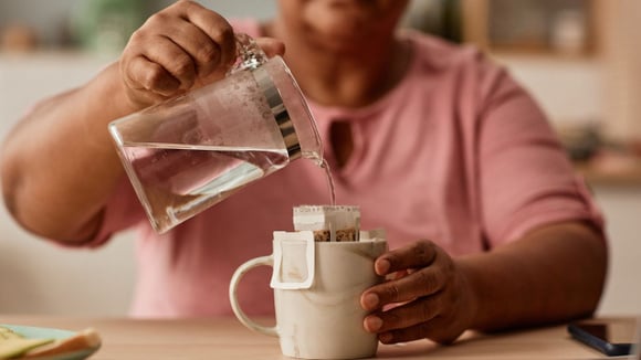 O que os nossos idosos bebem depois do jantar para não terem noites difíceis? Duas colheres de chá em água quente e ficam calmos a noite toda
