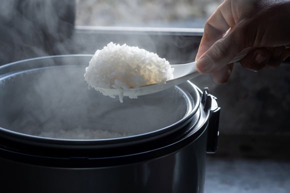 Descubra tudo o que dá para fazer além do arroz soltinho com essa panela elétrica que está 67% OFF