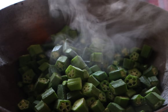 O segredo para o quiabo sem baba está na frigideira: aprenda agora a receita e dicas para ficar perfeito