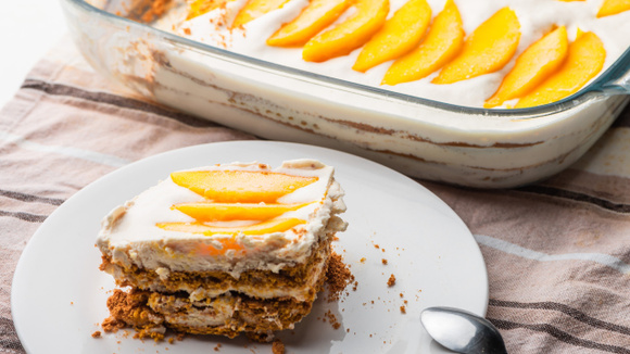 Como preparar uma charlotte com 1 lata de pêssegos em calda e 5 ingredientes: desfrute desta sobremesa cremosa e sem forno