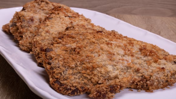 Pare de empanar o bife à milanesa na farinha de rosca tradicional: açougueiros ensinam a troca de 1 ingrediente que não solta óleo