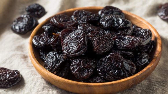 Fonte de fibras, antioxidantes e minerais, o consumo regular dessa fruta pode ser muito benéfico (Créditos: Shutterstock)