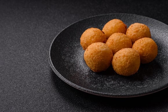 Você só precisa de batata e mais alguns ingredientes para fazer essa bolinha crocante e irresistível: o petisco perfeito para qualquer ocasião