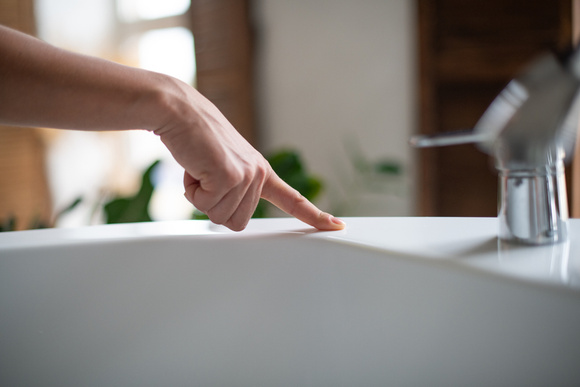 Banheiro limpo, perfumado e sem marcas: o truque com um ingrediente comum que aprendi no TudoGostoso