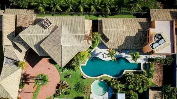 A piscina em formato de violão era um dos detalhes mais curiosos da mansão de Netinho, em Guarajuba, na Bahia. (créditos: reprodução)