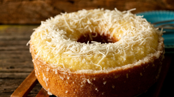 Um bolo geladinho é tudo o que a gente precisa às vezes, né? (Créditos: Shutterstock)