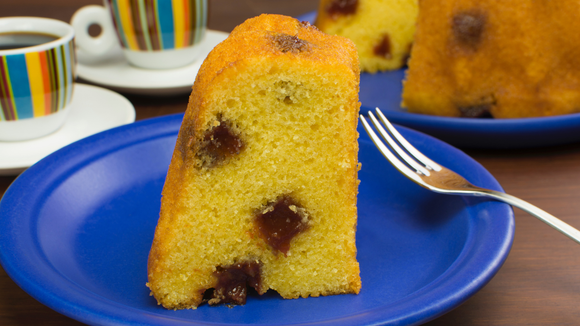 Fácil de preparar, esse bolo é tão delicioso que dá vontade de fazer sempre! (Créditos: Canva)