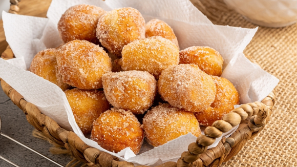 O bolinho de chuva fica deformado porque você erra na quantidade de farinha: aqui está a receita infalível