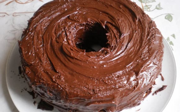 O bolo pode ser de laranja, mas a cobertura traz a dose de chocolate que você precisa (Créditos: TudoGostoso/Elaine Cristina de Oliveira)