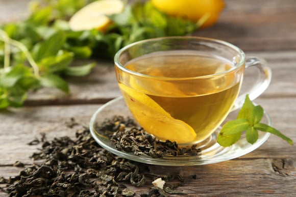 Chá verde contém compostos que atuam em áreas do cérebro associadas à concentração e aprendizado. (créditos: Shutterstock)  