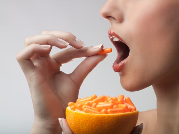 Cientistas alertam: vitamina popular retarda o envelhecimento, mas um detalhe precisa ser observado