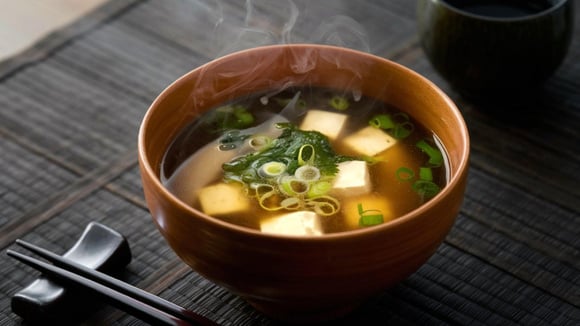 Essa tradicional sopa japonesa se tornou popular ao redor do mundo (Créditos: Shutterstock)
