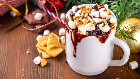 Esse inverno pede um chocolate quente com s'mores: TudoGostoso ensina como fazer a bebida viral das lojas na sua casa