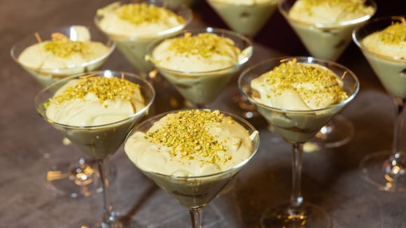 Mousse de pistache cremosa servido em taças de sobremesa com pedacinhos de pistache (Créditos: Shutterstock)
