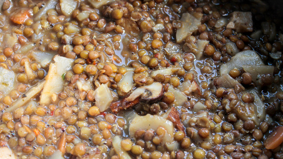 Prestar atenção nos detalhes durante o preparo da lentilha vai garantir um sabor mais rico ao prato (Créditos: Shutterstock)