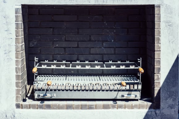 A churrasqueira de embutir pode ser uma alternativa para aproveitar melhor varandas pequenas. (créditos: Shutterstock)