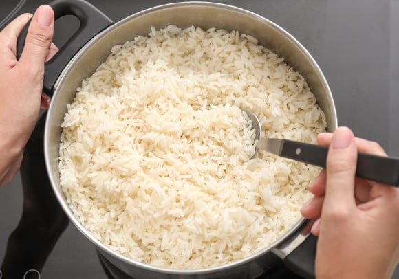 Cozinhar arroz com fogo desligado dá certo? TudoGostoso testou e te conta a verdade sobre o truque!