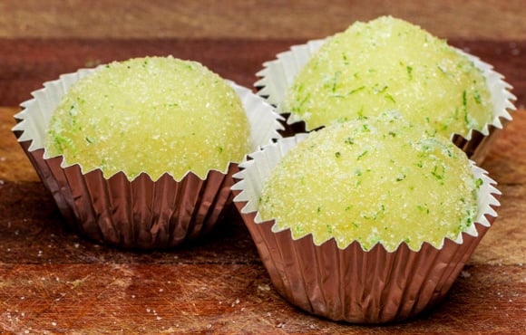 Brigadeiro de limão SEM TALHAR é possível e o TudoGostoso te ensina como! Veja a receita e as dicas de ouro