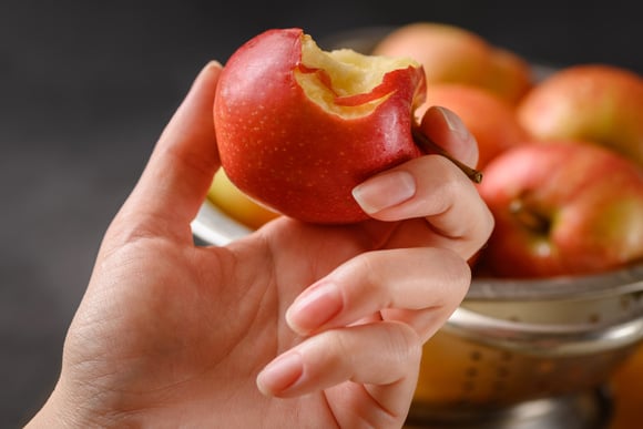5 coisas que acontecem com o corpo se você comer uma maçã por dia todos os dias?
