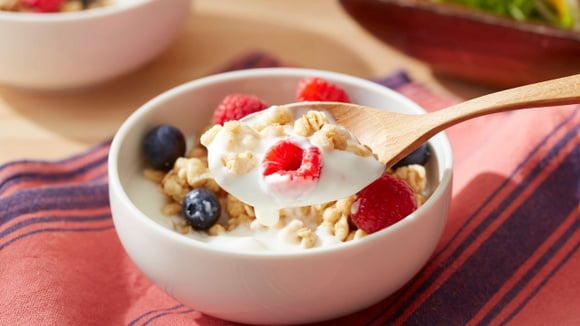 Iogurte natural caseiro cremoso: confira as dicas (Créditos: Canva)
