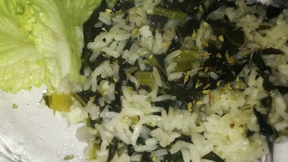 O arroz com couve é perfeito para transformar qualquer refeição. (Créditos: TudoGostoso/Andreza Douglas)