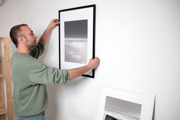 O que significa ter quadros ou fotos pendurados nas paredes de casa, segundo a psicologia