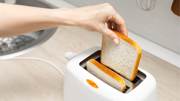 Seja na torradeira ou no forno, aquecer o pão congelado na hora de consumir pode favorecer ainda mais as mudanças na estrutura do amido (Créditos: Shutterstock)