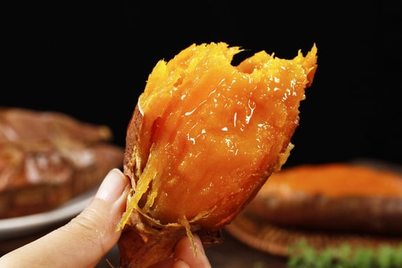 Técnica japonesa para cozinhar batata-doce: ela fica amanteigada, desmanchando e sabor fica tão doce que lembra mel