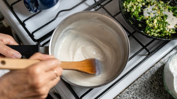 Você faz molho branco errado: 3 dicas infalíveis para deixar ele cremoso e sem gosto de farinha