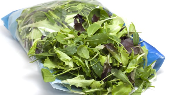 Não coma salada pronta sem antes saber os riscos à saúde! Estudo aponta os perigos