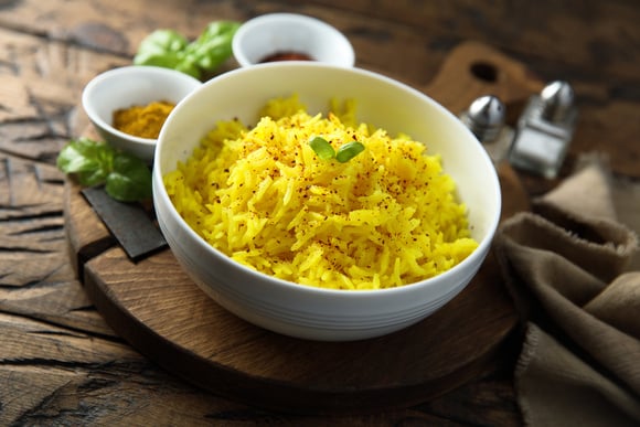 Aprenda a fazer um delicioso arroz com cúrcuma: tempero deixa o acompanhamento rico em nutrientes