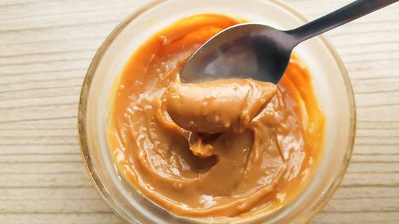 A receita de doce de leite caseiro que marcou a minha infância: fácil de fazer e só leva 2 ingredientes
