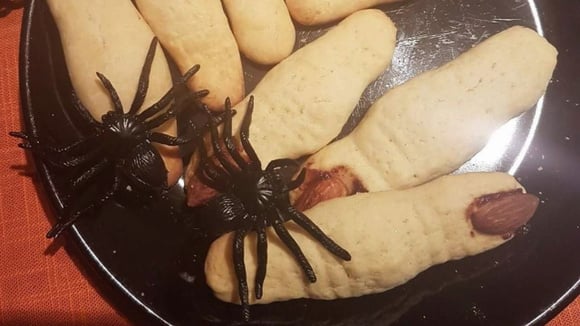 Dedos de bruxa assados em prato decorado com aranhas de plástico (Créditos: TudoGostoso/Suenia)